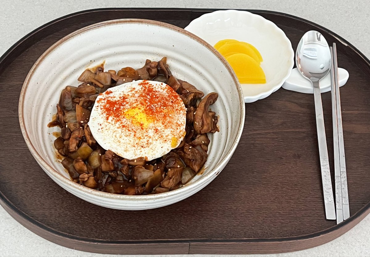 jalmeoggo's tweet image. 점심
스파게티면 50g과 저당 짜장소스, 고추장으로 짜장면 만들어 묵었어요!
