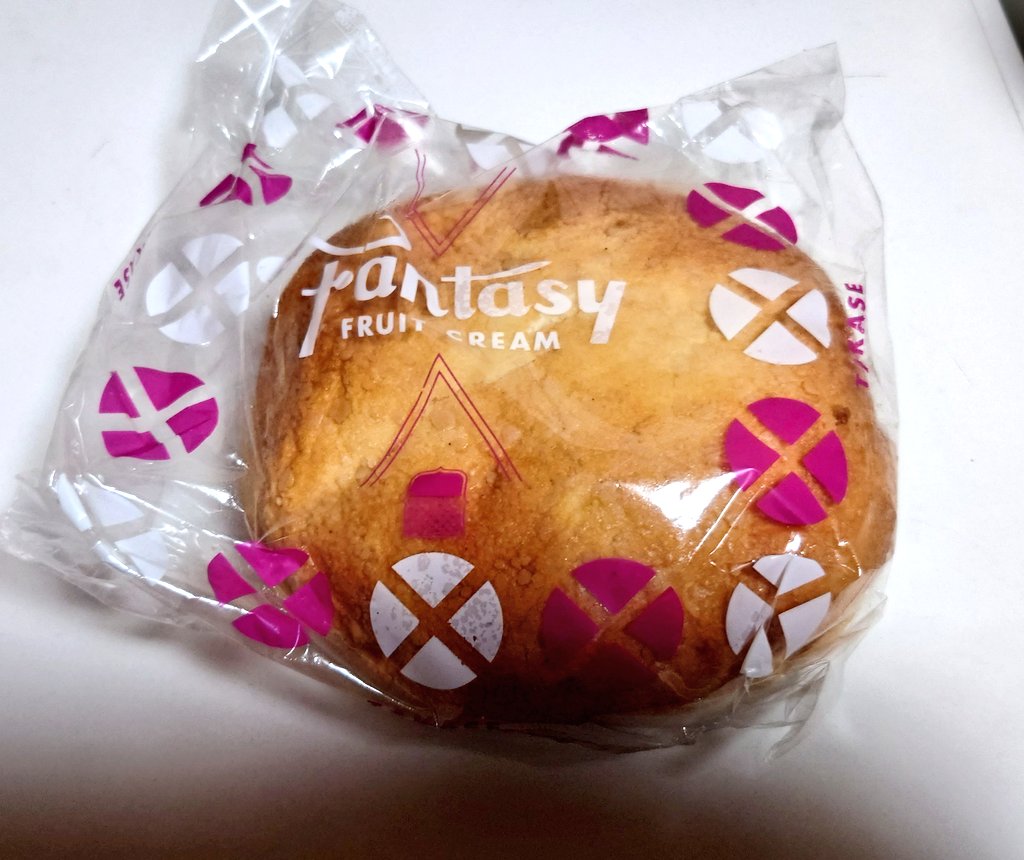 goshuinchou's tweet photo. 昨日は久しぶりに池袋東口のタカセ本店行きました。
ここの菓子パンはやべえのが多くて揚げパンに粒あんをぎっしり詰めてお餅的なのを入れた狂気のあんみつパンを昨日の夕飯にし、りんごとレーズンがみっしり入ったどでかいフルーツクリームパンを今日の昼飯にしました。
タカセは池袋の至宝です。 https://t.co/yzmFOuiLSh