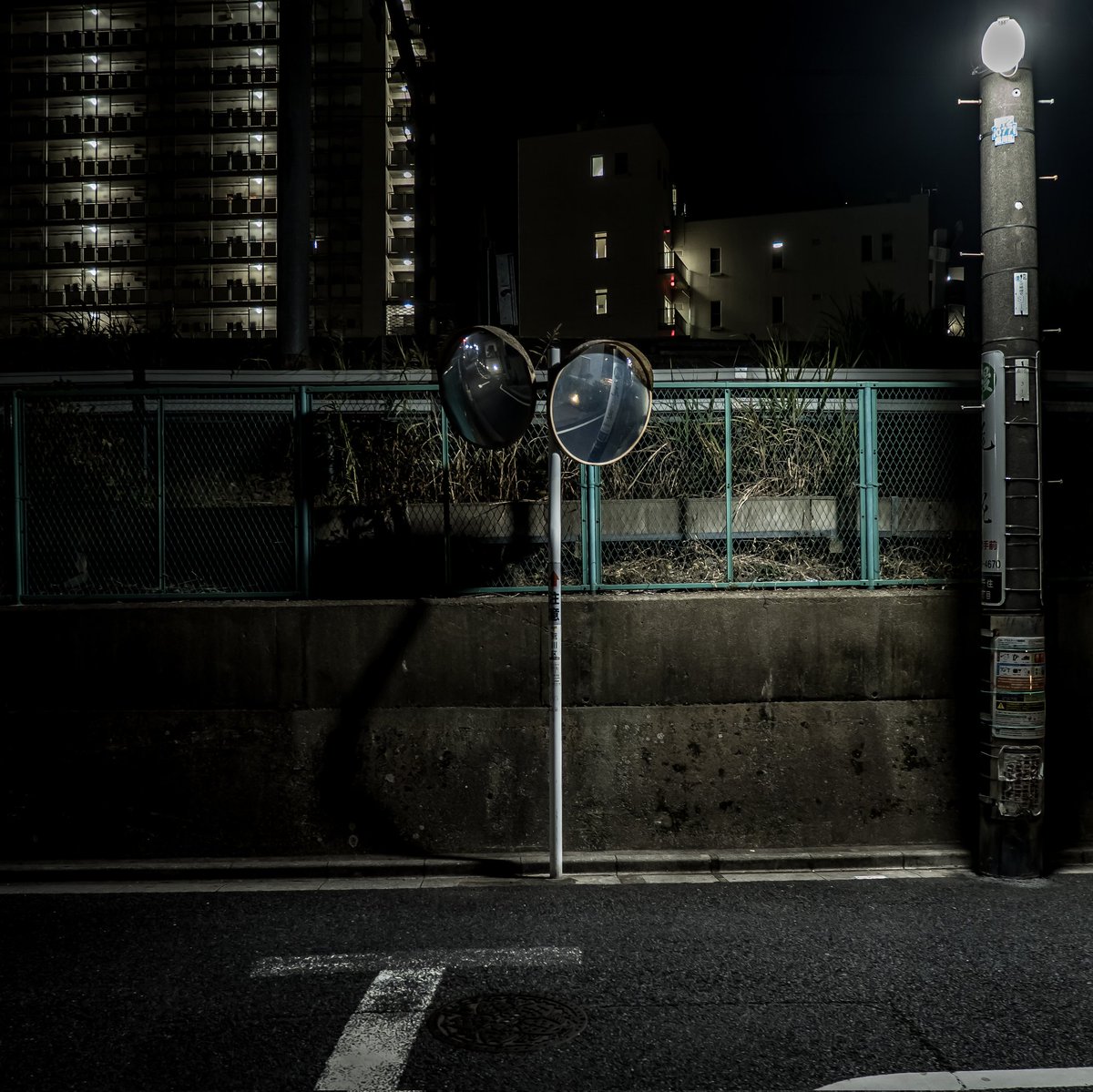カーブミラー　南千住
夜になっても暑くて過ごしにくい日々が続きますね
#毎スナ　#ファインダー越しの私の世界