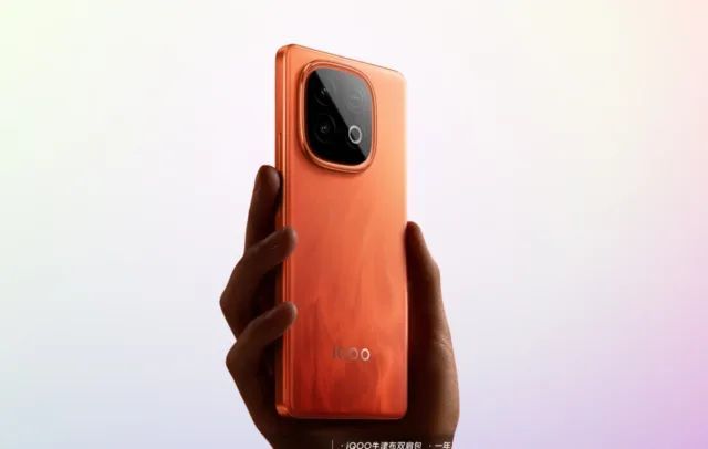 evjaj_ir's tweet photo. 🔶 طراحی گوشی آیکیو Z10 Turbo+ آشکار شد
🔥 هفته گذشته، شعبه چین آیکیو تأیید کرد که این کشور به زودی گوشی آیکیو Z10 Turbo+ را دریافت خواهد کرد. 

🔗 در اعوجاج بخوانید:
 https://t.co/qn0ZOHgG84 https://t.co/qmbAW84TKp