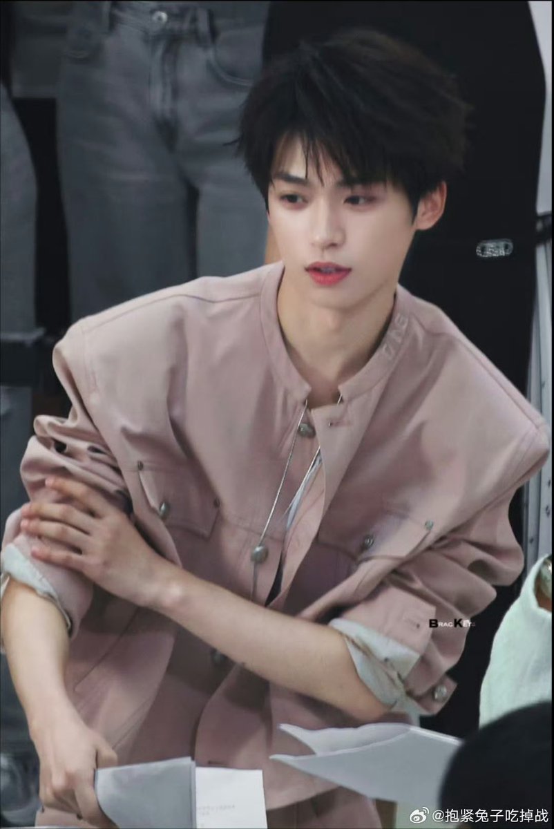 Monkycin's tweet image. น้องจื่อหล่อมาก ความเป็นแม่สั่นคลอน จนเลื่อนไปเจอรูปเท้า ฮืออออ น่ารักปุ๊กปิ๊ก เพิ่งสามขวบ เบบี๋ยังเดินเตาะแตะ 🤏🏻
#Ziyu