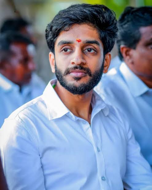 அரசியல் தெரிந்த அனைவருக்கும் அன்வர் ராஜா யார் என்று தெரியும்.

ஏன் அதிமுகவில் இருக்கும் அனைவருக்கும் அன்வர் ராஜாவை தெரியும்..

ராமநாதபுரம் தாண்டி யாருக்கும் இந்த இவன தெரியாது.

ஏன் அதிமுக காரனுங்களுக்கே தெரியாது.