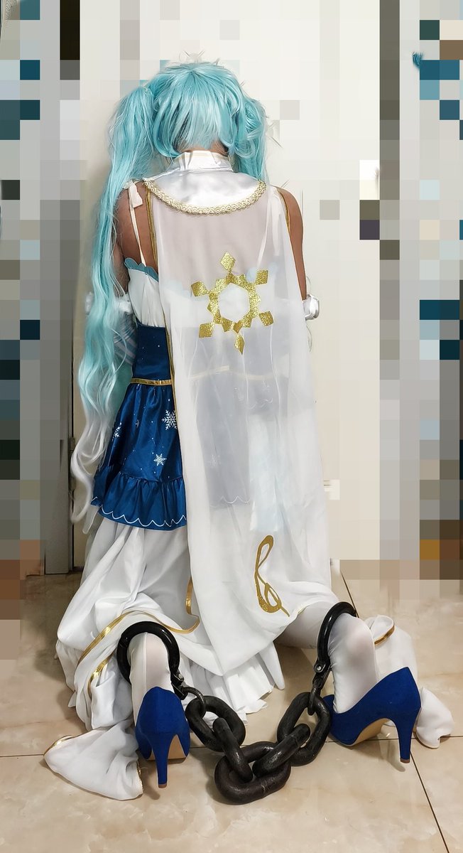 哟，看来雪公主对死刑复核的下达速度有点意见啊~
那就跪在地上，好好反思你的所作所为吧~
也算顺便练习下刑场的姿势了~
#死镣 #脚镣 #死刑犯 #死刑 #雪初音 #女装