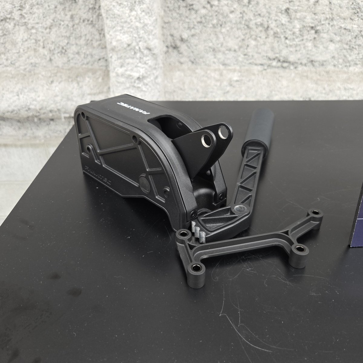 ギズモード・ジャパン(公式) (@gizmodojapan) on Twitter photo ハンドル、シフトレバーはわかりますが、最後のやつは…?
ハンドブレーキ専用デバイス! ハンドル、シフトレバーはわかりますが、最後のやつは…?
ハンドブレーキ専用デバイス!