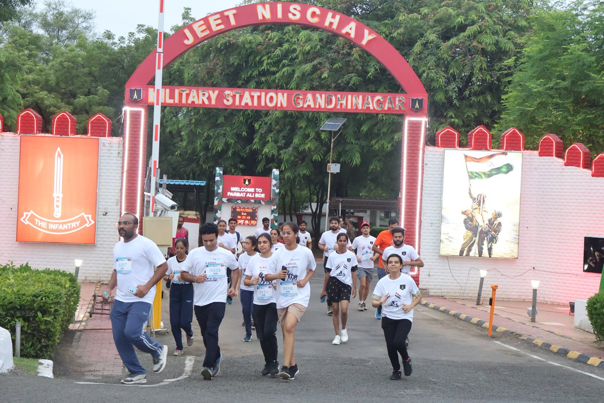 KonarkCorps's tweet image. “Run to Honour, Run to Cherish”

#GoldenKatarDivision conducted ‘Kargil Vijay Diwas Run’ at #Gandhinagar Military Station for #Bravehearts of #OperationVijay - over 2500 volunteers made a tribute to the valour, sacrifice &amp;amp; victory of #IndianArmy.

#KargilVijayDiwas2025

@adgpi