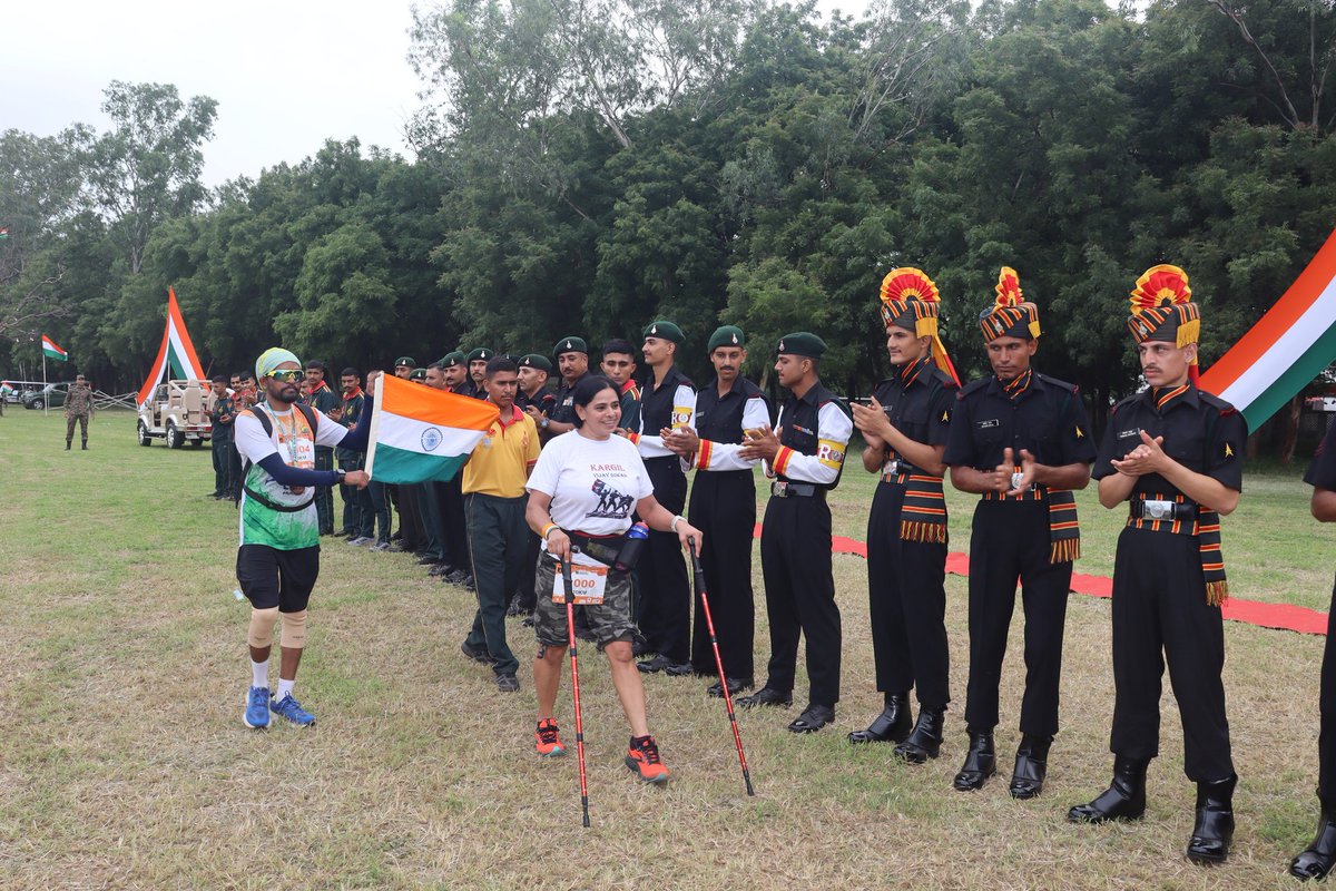 KonarkCorps's tweet image. “Run to Honour, Run to Cherish”

#GoldenKatarDivision conducted ‘Kargil Vijay Diwas Run’ at #Gandhinagar Military Station for #Bravehearts of #OperationVijay - over 2500 volunteers made a tribute to the valour, sacrifice &amp;amp; victory of #IndianArmy.

#KargilVijayDiwas2025

@adgpi