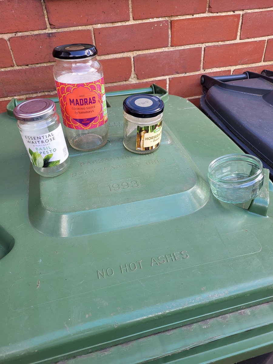 Whether it's curry night, lunchtime pasta or some condiments with your roast dinner - all your sauce jars can be recycled in the green bin. We'll even take your posh glass desert ramekins too!🧐