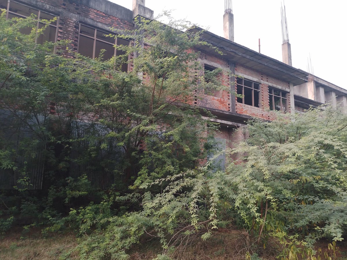 एक ही #BBAU  विश्वविद्यालय में एक ओर सैटेलाइट सेंटर की (नीचे फोटो जुड़ी हुई है ) जमीनी हकीकत, जहाँ न हॉस्टल है, न लैब, न कक्षाएं और न ही बुनियादी सुविधाएं, और दूसरी ओर मैनेपावर सप्लाई के टेंडर को पहले 1% कमीशन पर रद्द कर, फिर 3.85% कमीशन पर उसी कंपनी को दोबारा सौंप देने जैसी