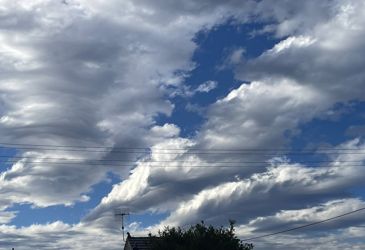 ashman_the's tweet image. Look at the shape of these clouds. ❤️
Probably caused by climate change 🤷♂️