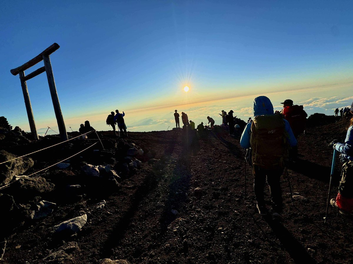 manabanzai's tweet photo. 今年も24名で富士山🗻に登ってきました〜‼️
コンディションも良く、最高のご来光でした😃 
ただいま、全身筋肉痛〜😅 https://t.co/mhAzI84H7K