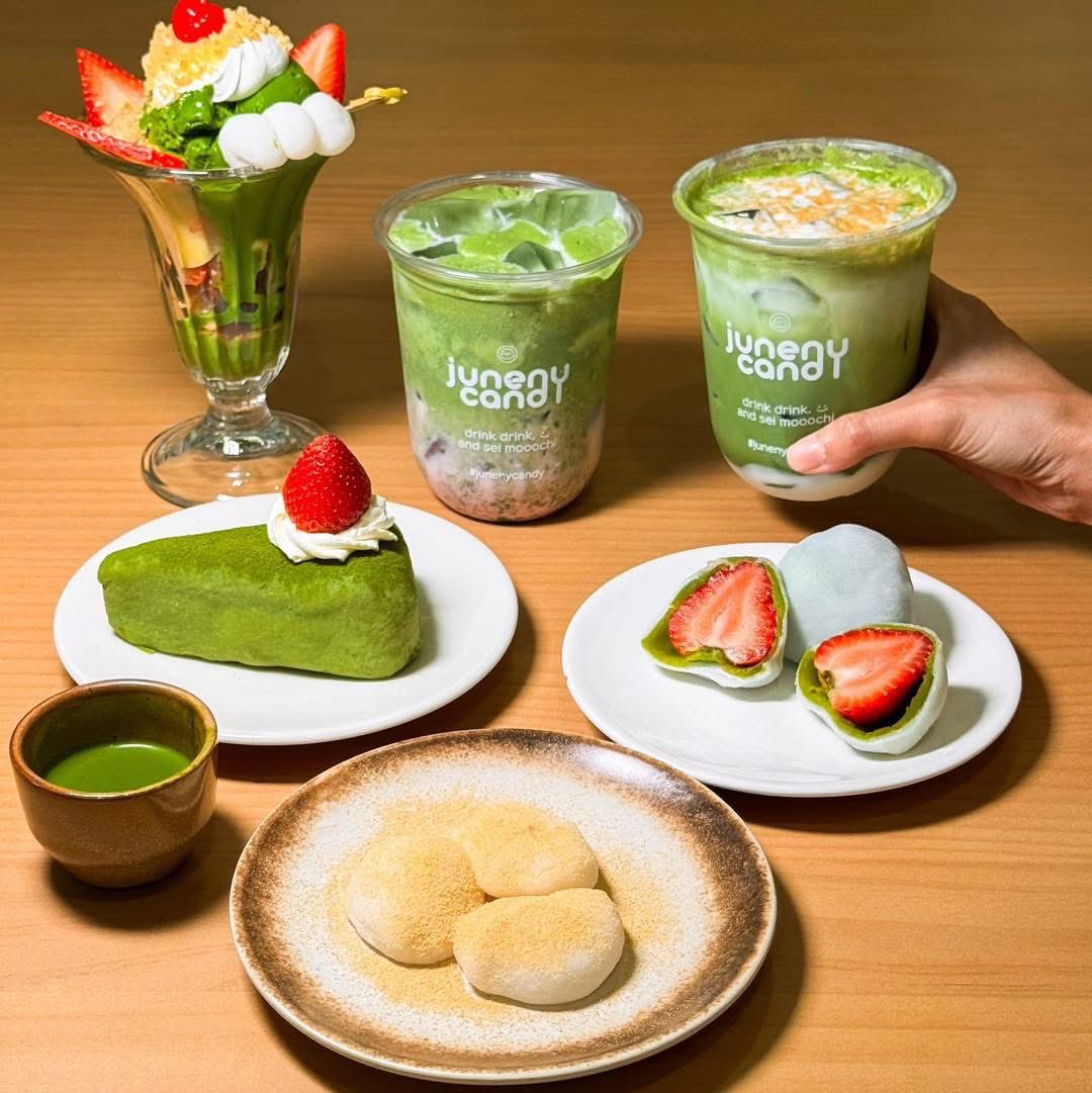 #คาเฟ่Matchaคอนเซ็ปท์ใหม่ที่บรรทัดทอง

cheesecake โมจิมัทฉะอร่อยมากกกกกก

🌱🍵 ใครว่าบรรทัดทองมีแต่ร้านเปิดเย็นๆ นี่ค่ะเปิดก่อนใคร คาเฟ่ชื่อดัง “Junenycandy” ตอนนี้นางทำคอนเซ็ทป์ใหม่เป็น Matcha Series ที่ถูกใจใครหลายคนแน่นอนเพราะอย่างที่รู้กันว่าขนมกับเค้กร้านนาง