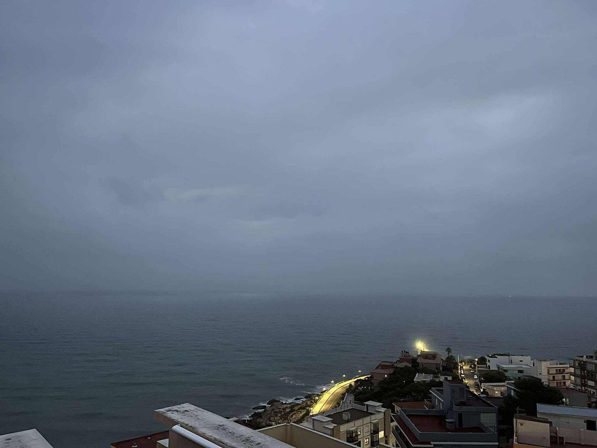 MeteoCullera's tweet image. Bon día! Cielo bien cerrado y comienza este martes con lluvias débiles, como estaba previsto. En #Cullera sumamos 0,4 mm y la temperatura es de 22,8°. Tenemos por delante una jornada más fresca, pero es que tampoco hay mucho calor a la vista. #Amanecer, desde #ElFaro (A. Cortés).