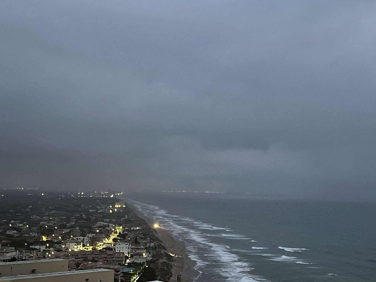 MeteoCullera's tweet image. Bon día! Cielo bien cerrado y comienza este martes con lluvias débiles, como estaba previsto. En #Cullera sumamos 0,4 mm y la temperatura es de 22,8°. Tenemos por delante una jornada más fresca, pero es que tampoco hay mucho calor a la vista. #Amanecer, desde #ElFaro (A. Cortés).