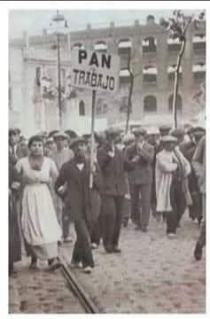 Hoy hace 106 años (1919) que en España se implantó la jornada laboral de 8 horas, la huelga duró 44 días.
Así se consiguen los derechos sociales y laborales, ¡¡¡NO desde el sofá!!!