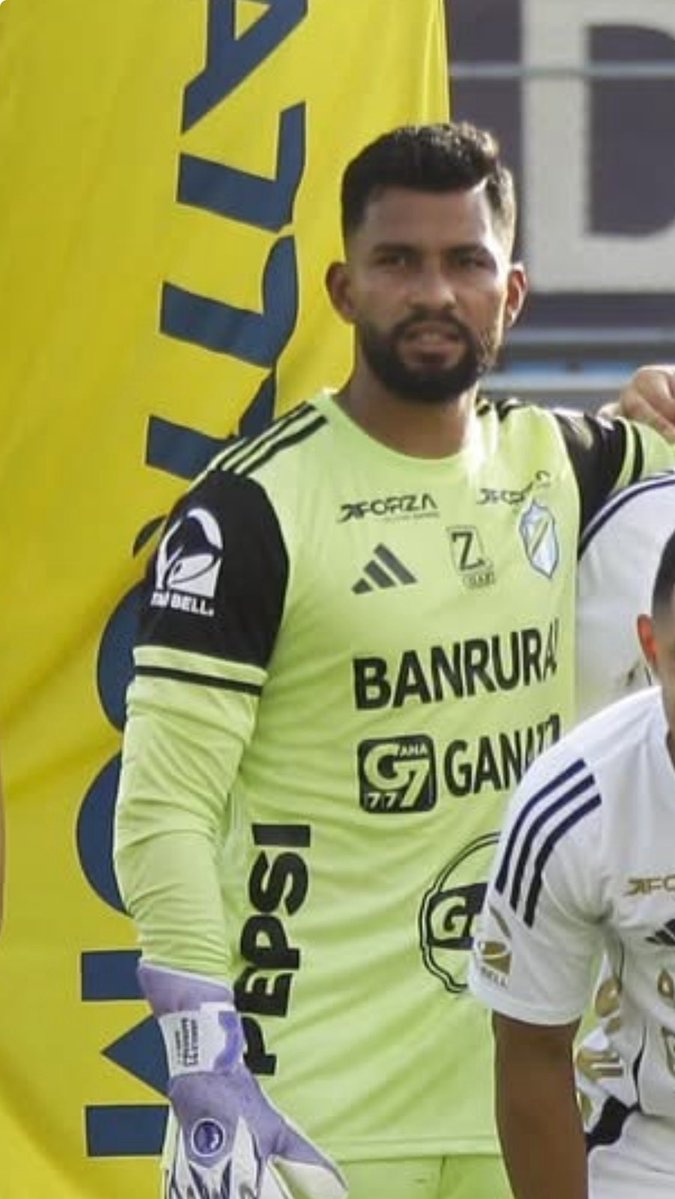 wijors's tweet image. Ya se dieron cuenta que si le quitan los patricinadores a la camisa del portero de los Cremas tienen indumentaria como la de Carlos Batres?