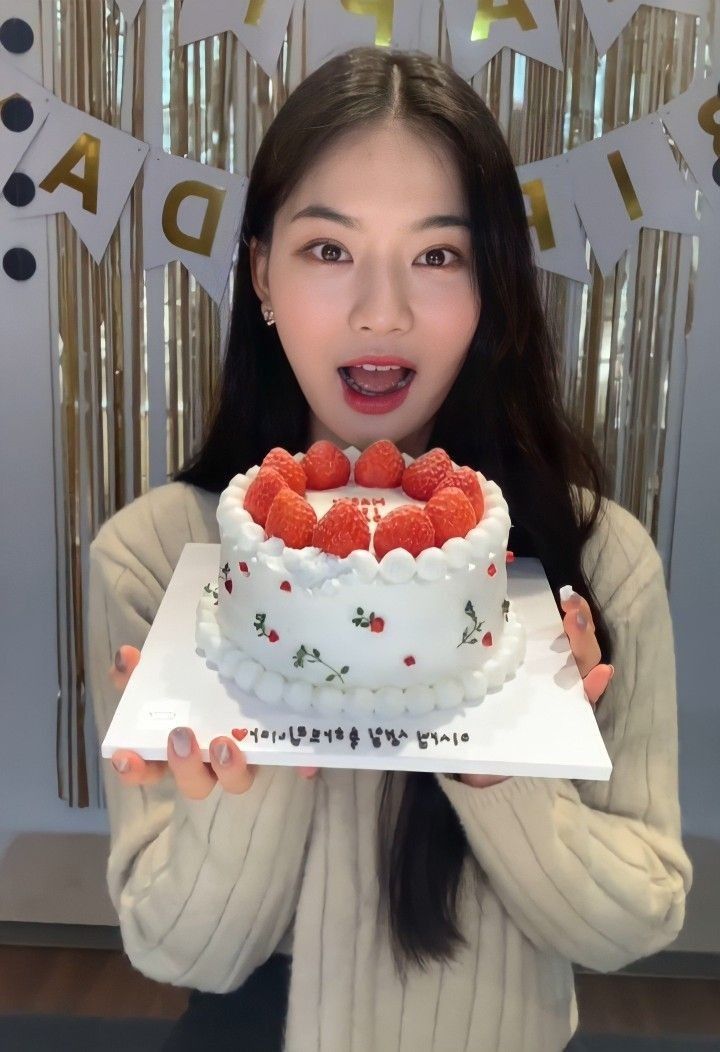 expctronouss's tweet image. Happiest birthdaaaay my fellow hufflepuff 😝🦨 @muffcls semoga semakin banyak bahagianya dan diberi kemudahan disetiap harinya! Thanks for being here ✨️🎈nanti kita colong kue di dapur hogwarts 😽 #NayiTurnsMeow