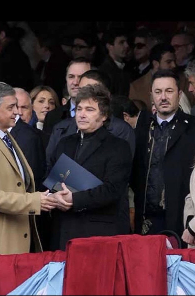 Lo peor es la cara del arrastrado de Petri. Que asco los arrastrados.