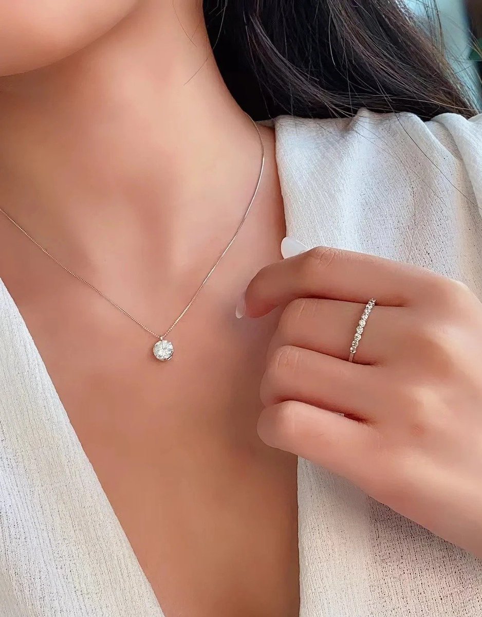 Elegance in every detail ✨💎 The necklace and ring are so simple yet stunning perfectly timeless 🤍
