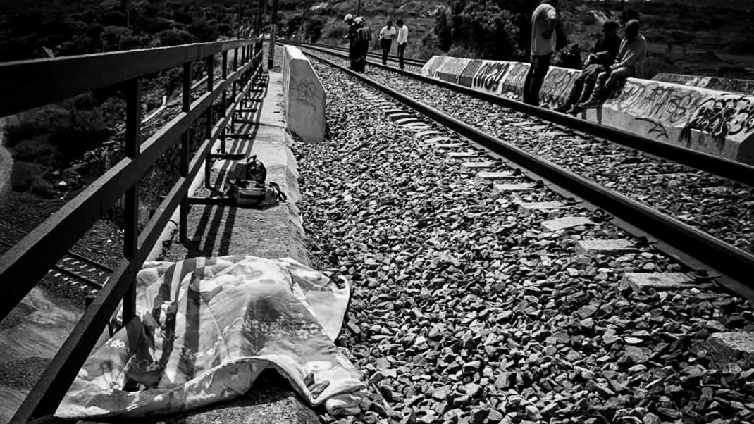 ADNQro's tweet image. #Emergencias 🚨 Joven grafitero muere arrollado por tren en El Marqués

El occiso se encontraba pintando sobre un barandal del puente del tren cuando fue alcanzado por la locomotora.

👉🏼 adninformativo.mx/joven-grafiter…