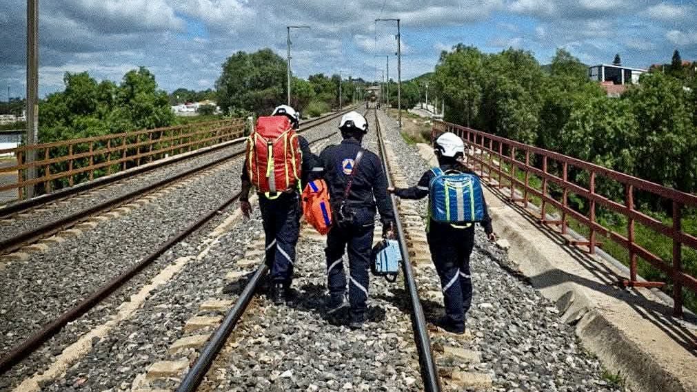 ADNQro's tweet image. #Emergencias 🚨 Joven grafitero muere arrollado por tren en El Marqués

El occiso se encontraba pintando sobre un barandal del puente del tren cuando fue alcanzado por la locomotora.

👉🏼 adninformativo.mx/joven-grafiter…