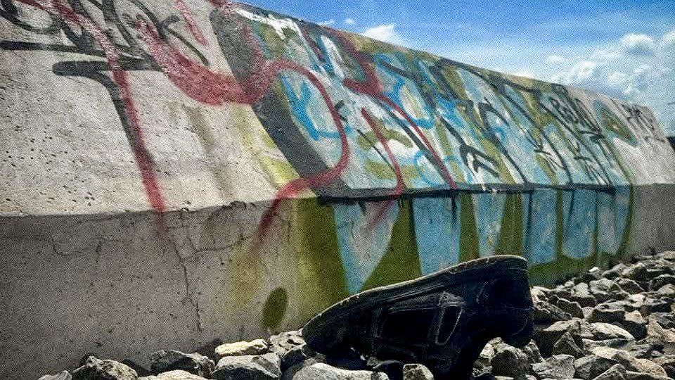 ADNQro's tweet image. #Emergencias 🚨 Joven grafitero muere arrollado por tren en El Marqués

El occiso se encontraba pintando sobre un barandal del puente del tren cuando fue alcanzado por la locomotora.

👉🏼 adninformativo.mx/joven-grafiter…