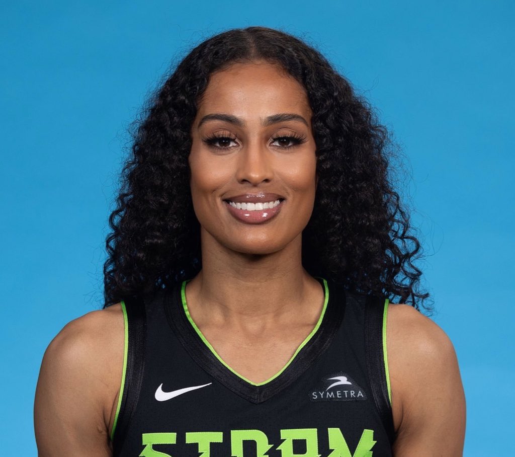 MILESTONE: Skylar Diggins has just recorded the first triple-double of her WNBA career! 🌩️✨