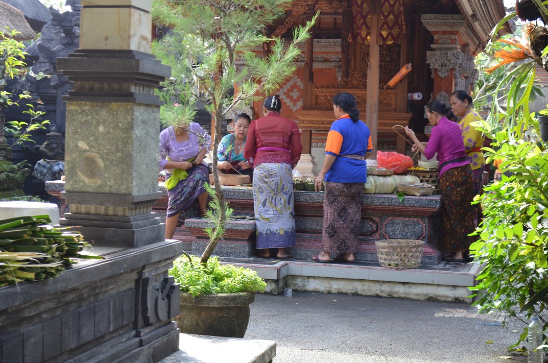 SocratesI's tweet image. Been resting in Bali, Indonesia for change. And guess what? I got invited to a Balinese funeral. Go figure : )