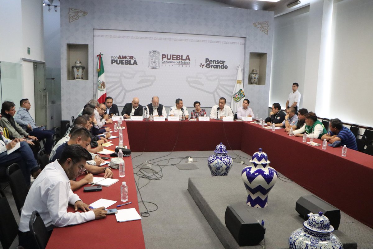 farodigitalpue's tweet image. #Entérate 📌 || Tras un diálogo constructivo entre autoridades de los tres niveles de gobierno e integrantes de la #AMOTAC, se logró la reapertura de las carreteras en #Puebla. 🛣️
En la mesa de trabajo se establecieron compromisos para atender las principales demandas del sector…