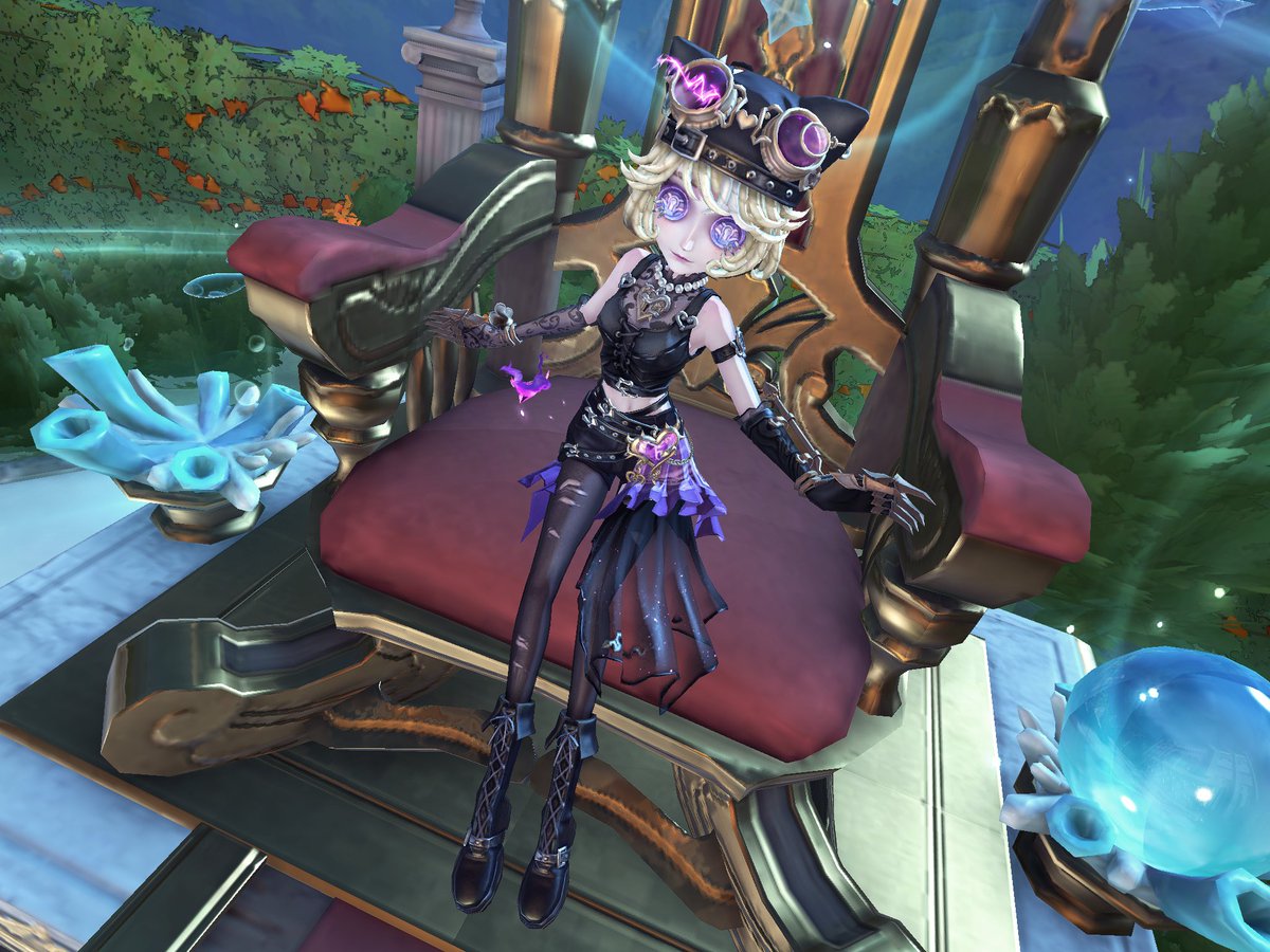 rabbitsord's tweet image. 何度見ても造形が美しい……!鍵芯素晴らしい……!私が魔法の鏡だったら尋ねられる前に世界で一番トレイシーが美しいって連呼するわ。
魅惑の古城、霧の山荘の夜、濃淡のある陰影がつく空間でより鍵芯は映える!沈黙の宮殿も合うのでは……?来月になったら購入して撮影しないと‼︎機械技師、最高!