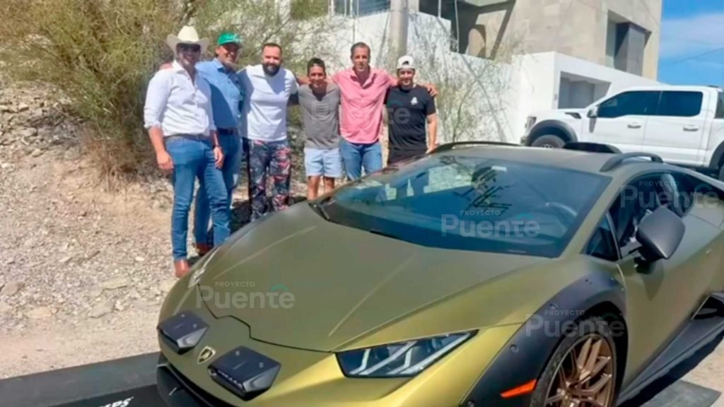 Este es el carrito que se regalón Carin León por su cumpleaños. Es  un Lamborghini Huracán Sterrato V10 color verde metálico, equipado con un motor V10 de 5.2 lpermitiéndole acelerar de 0 a 100 km/h en solo 3.4 segundos y una velocidad máxima de 260 km/h. Vale 300 mil dolares.