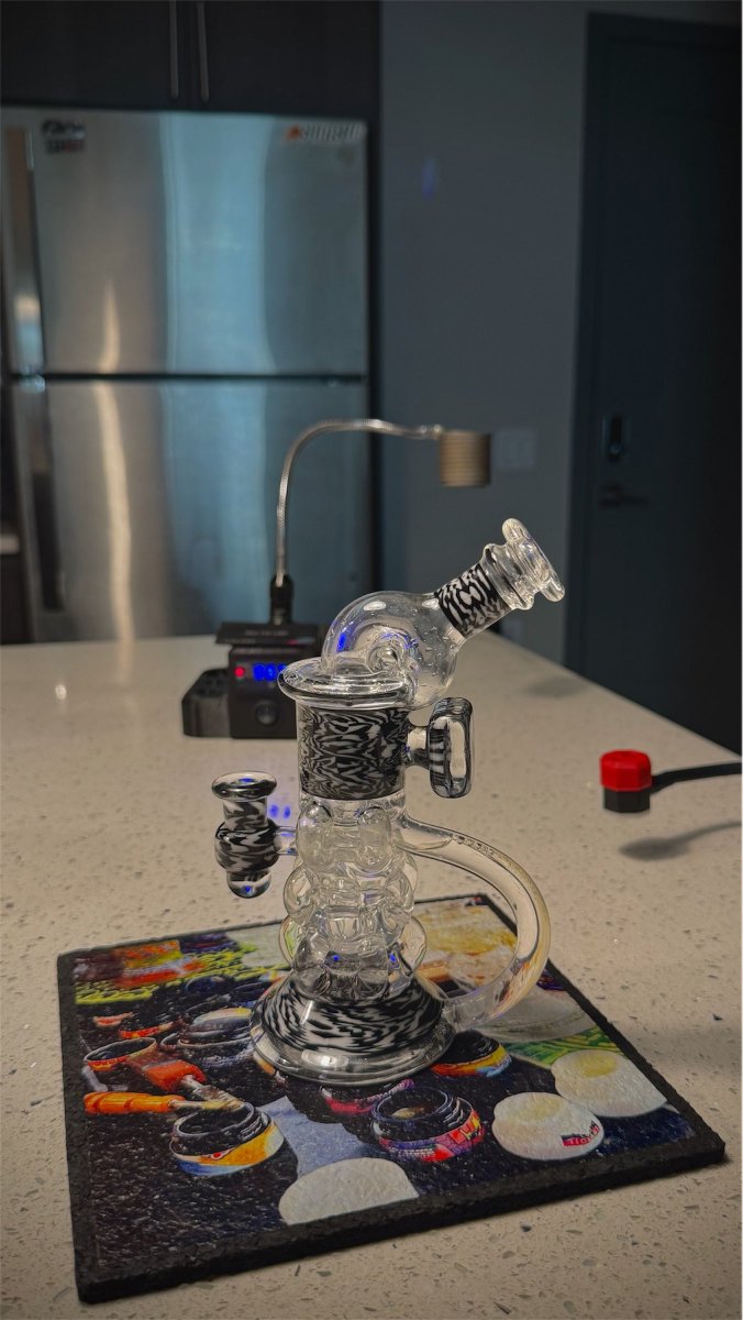 sinsemillaville's tweet image. good sesh with the homie @Prof_Dab710 also congrats on the new rig swoop its sick asf 😮💨🔥🖤
🍯: @pure_melt - Papaya Cane 🌴🍌🍋
Setup: Ubiks Glass x Who’s Boro (Rig), @jptoroglass Terp Slide (Nail), Highly Educated (Pillar), Zach Brown(Slurper Cap), @TheDabRite (Temp Reader),…