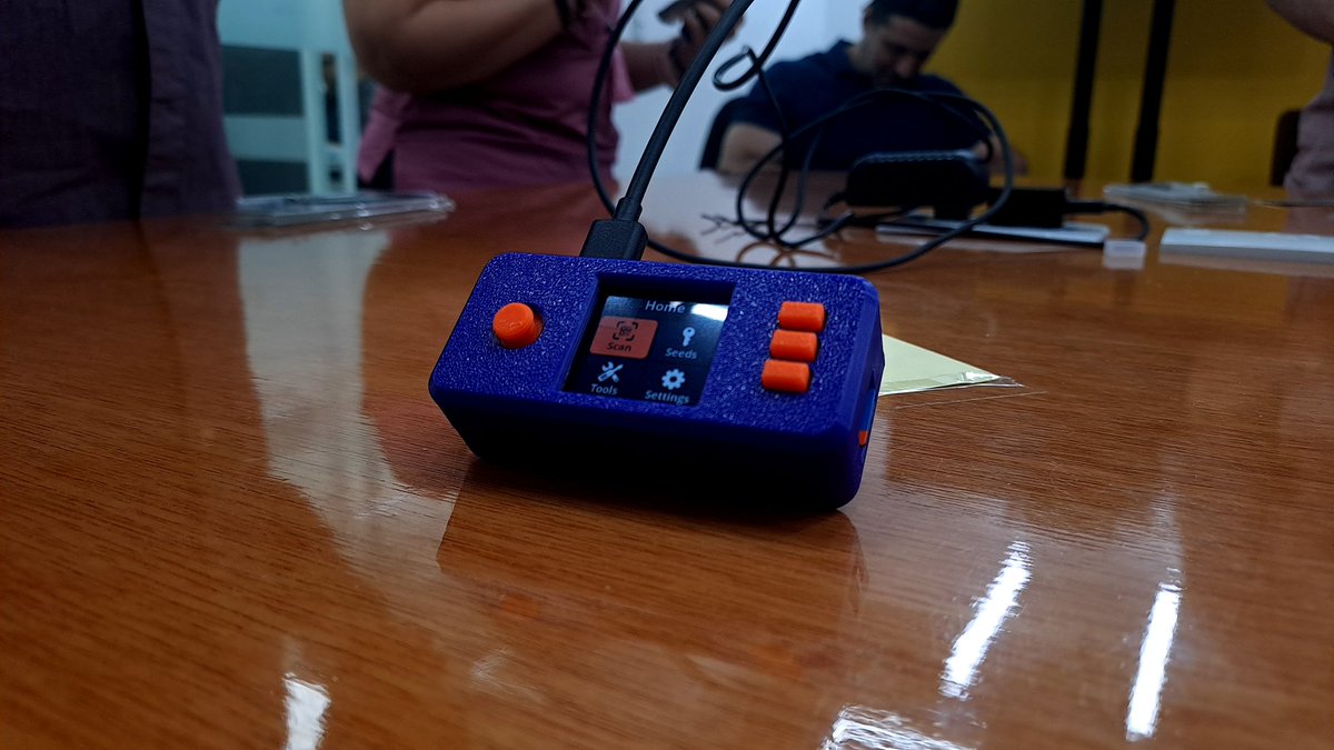 Academia BT&C UCAB (@academiabtcucab) on Twitter photo ¿Sabes qué es esto? 👀
🔐 Este dispositivo es una defensa inquebrantable para proteger tus Bitcoin
Se llama <a href="/SeedSigner/">SeedSigner</a> y, con la ayuda de <a href="/ironrai/">Don Rai</a> y <a href="/anibalcripto/">Ani₿al Garrido</a>, capacitamos a más de 15 personas a ensamblarlo y configurarlo.
Te mostramos ✍️ (🧵) ¿Sabes qué es esto? 👀
🔐 Este dispositivo es una defensa inquebrantable para proteger tus Bitcoin
Se llama <a href="/SeedSigner/">SeedSigner</a> y, con la ayuda de <a href="/ironrai/">Don Rai</a> y <a href="/anibalcripto/">Ani₿al Garrido</a>, capacitamos a más de 15 personas a ensamblarlo y configurarlo.
Te mostramos ✍️ (🧵)