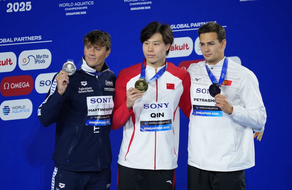 在28日进行的新加坡游泳世锦赛游泳项目第二比赛日中，中国名将覃海洋在男子100米蛙泳决赛中摘得中国游泳队在本届世锦赛上的首金。