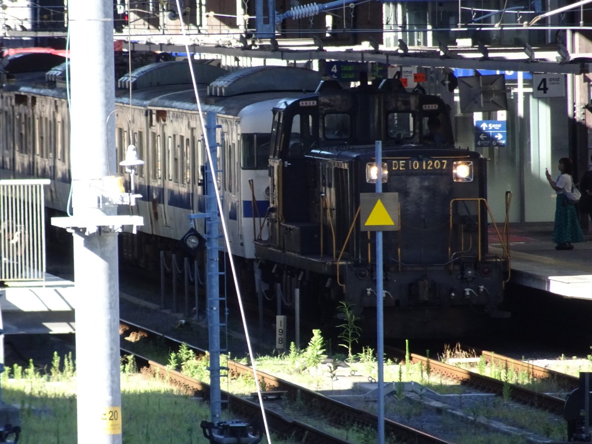 AxSKgdYbieiUU2k's tweet photo. 今朝の415系廃車回送
DE10-1207牽引+Fo108編成
熊本駅出発シーン
2025/7/29 08:10
#415系 #Fo108 #廃車回送 #DE10 https://t.co/vuuiQIUSvn