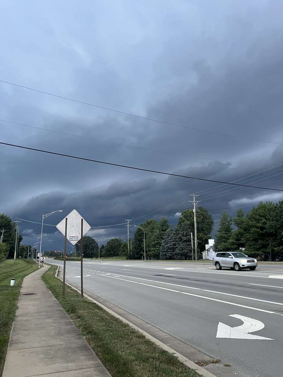 JKelt's tweet photo. Storms moving in on Leestown rd. ⛈️ @Kentuckyweather @WKYT @JimWKYT @BenWKYT https://t.co/huOlcNN4n5