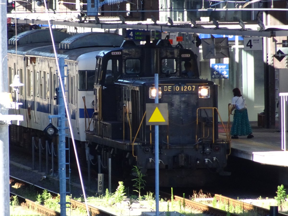 AxSKgdYbieiUU2k's tweet photo. 今朝の415系廃車回送
DE10-1207牽引+Fo108編成
熊本駅出発シーン
2025/7/29 08:10
#415系 #Fo108 #廃車回送 #DE10 https://t.co/vuuiQIUSvn
