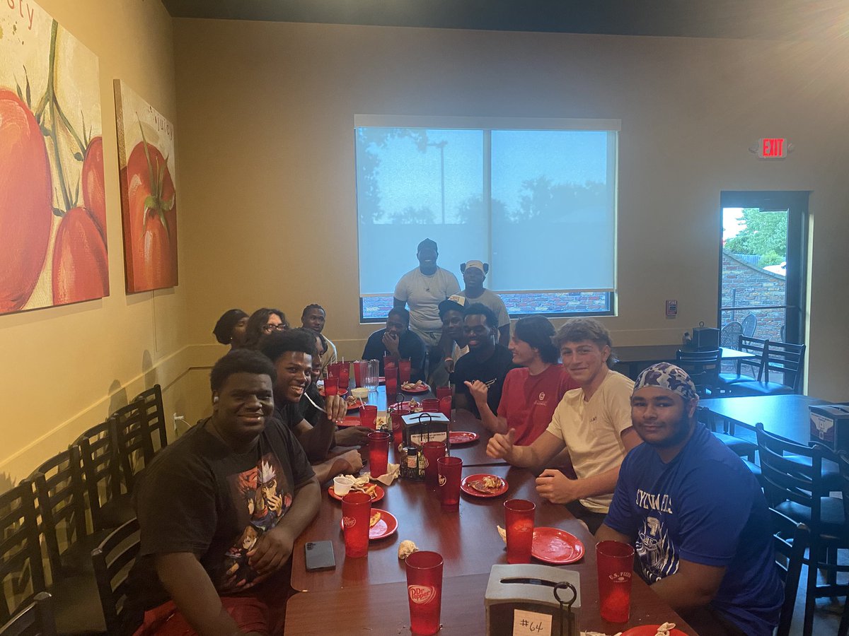 The D-Line putting in extra work at 
US Pizza Co this evening! #GoBears