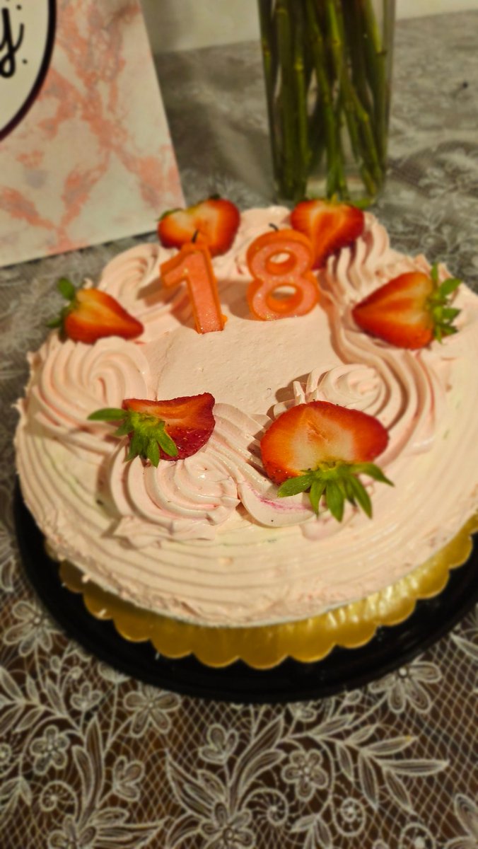 mimeboibb's tweet image. Cake:D