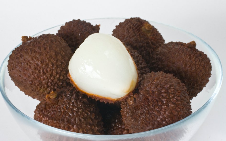 白髪が増えた、毛先パサパサ、乾燥肌、イライラ、目の疲れ、くすみ…それ、血と潤い不足のサインかも？そんな時は【ライチ】を。薬膳では、血を補う、気の巡りを整える、心を落ち着ける作用あり。ただ、温性で糖分が多く湿を生むため、湿熱体質（吹き出物・のぼせ・口の渇きがある人）は控えめに。