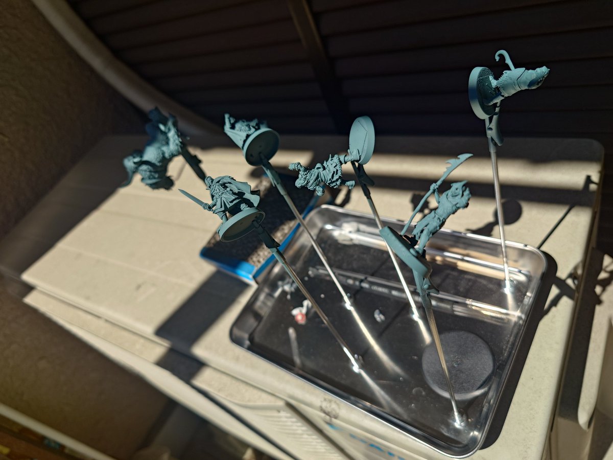 まだ社会復帰調整中の為、こちらのリハビリを開始

ローハンの戦い延長戦！
リハビリにしてはハードモードかしら？
でもレジンは繊細モールド＆サクサク削れて気持ちがいいね

HQパーツのクリップ＆マグネットは金属トレイ＆室外機との相性が抜群にいい

#ウォーハンマー #warhammer #LOTR