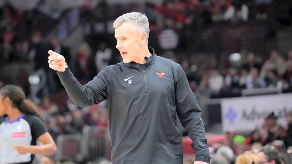kben_retrox's tweet image. The Chicago Bulls lock in stability, signing head coach Billy Donovan and key execs to contract extensions after improving their offense last season.   yardbarker.com/nba/articles/b…
