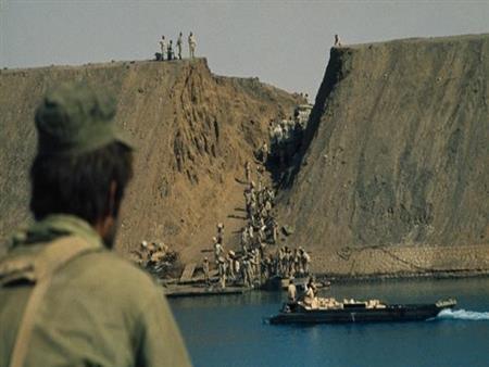 hmorneg's tweet image. یکی از ۵ شکاف بزرگی که ارتش مصر در جنگ یوم کیپور در خاکریز ۲۵متری دفاعی بارلو در شرق سوئز با آبپاشهای پرفشار ایجاد و غافلگیرانه وارد سینا شدند. حییم بارلو طراح دیوار ۲۴ساعت برای شکستن دیوار پیشبینی کرده بود ولی گروه مهندسی ارتش مصر با این طرح ۲ساعته راه را باز کردند.۱۹۷۳