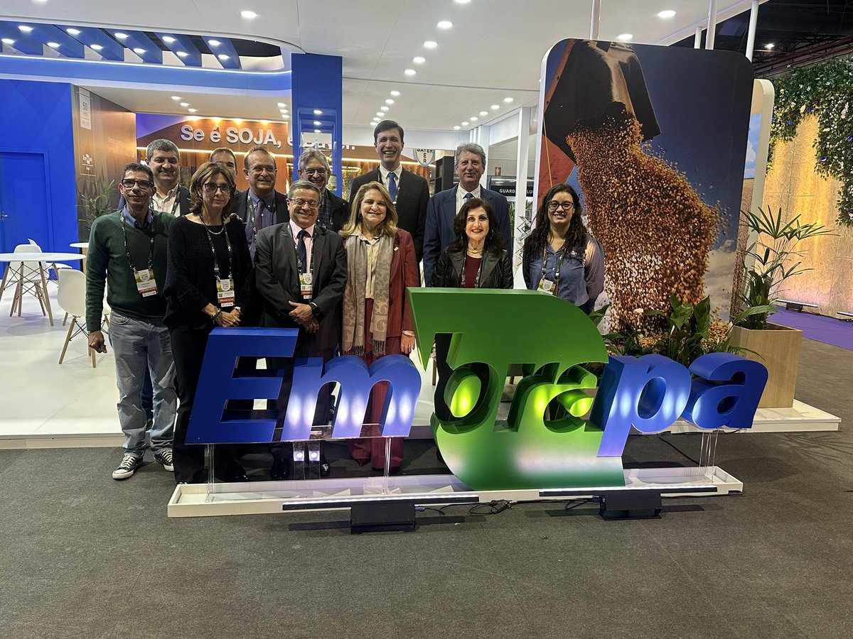 Uma honra poder contribuir e conduzir o X Congresso Brasileiro de Soja e Mercosoja 2025, considerado o maior evento mundial técnico-científico da cadeia de produção de soja 

A edição foi muito especial pois celebrou os 50 anos da <a href="/embrapa/">Embrapa</a> Soja e os 100 anos da soja no Brasil