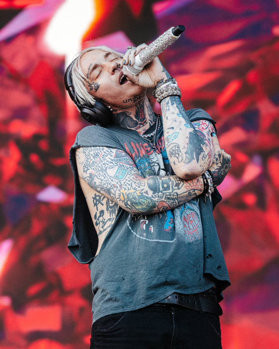 VansWarpedTour's tweet image. did u accidentally text ur ex during the @iamblackbear set ? 🥴 we did...