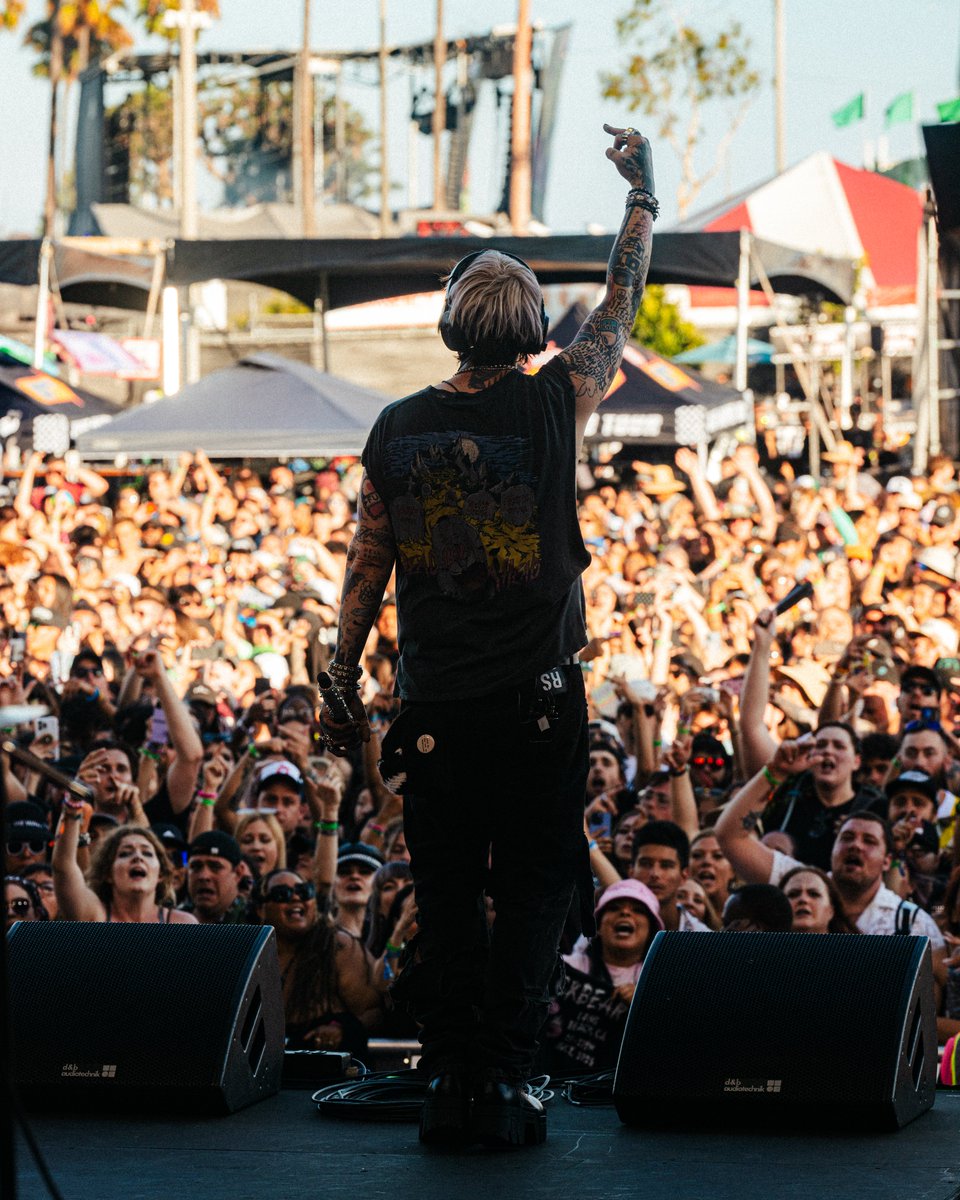 VansWarpedTour's tweet image. did u accidentally text ur ex during the @iamblackbear set ? 🥴 we did...