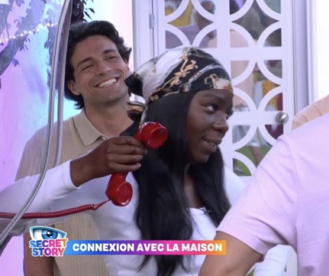 atikabbLx's tweet image. Vous voyez cette scène?? Svp que quelqu’un retrouve le moment juste après quand il l’appelle devant le téléphone et quenelle le regarde elle lui fait « kesta » et lui il la regarde comme un golmon c’est de la plus hAUTE importance 🙏🏼🙏🏼