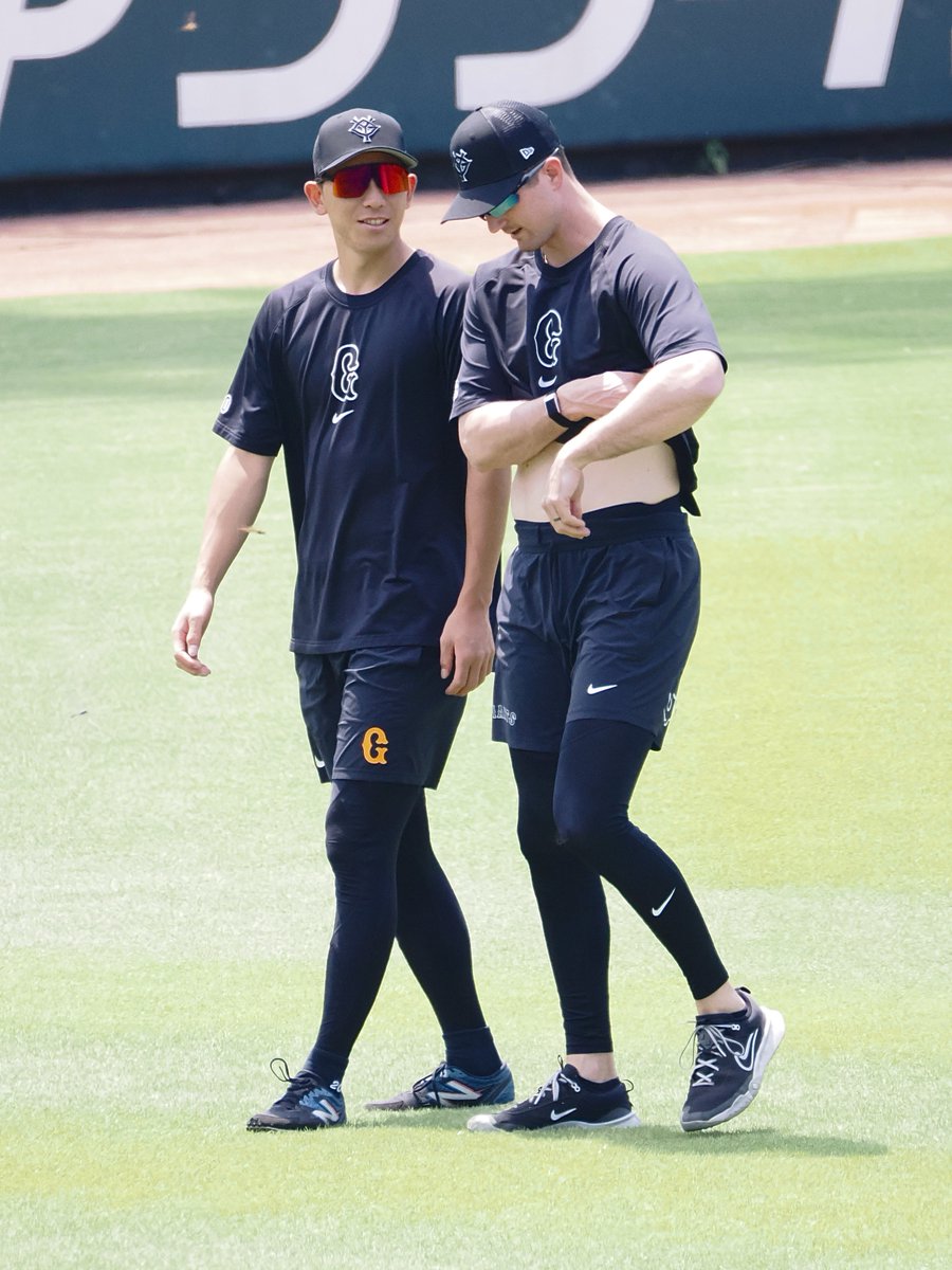 mknm_gpht's tweet image. グリフィン(腹チラ…🫣)と戸郷ちゃん

2025-07-28 ジャイアンツ球場
#グリフィン　#戸郷翔征
#ジャイアンツ #giants #巨人