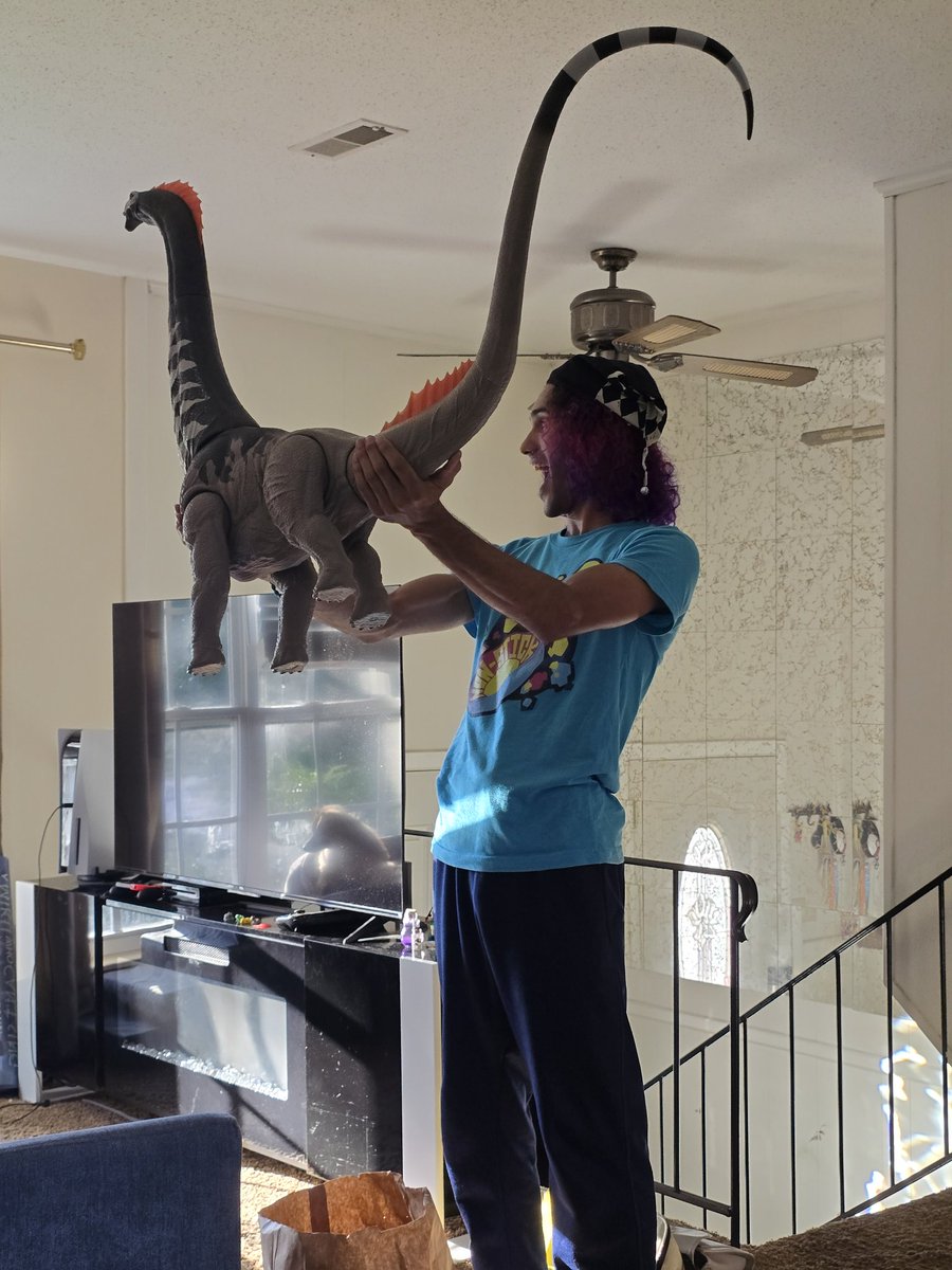 Yotakuboi's tweet image. My friend got me a titanosaurus for my birthday
Motherfucker is HOOGE