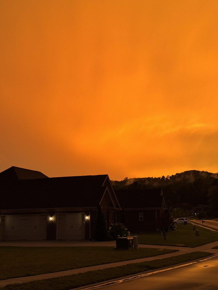 502lance's tweet image. Really wild sky. This is facing east and immediately turning around and looking west. @MarcWeinbergWX @JudeRedfield