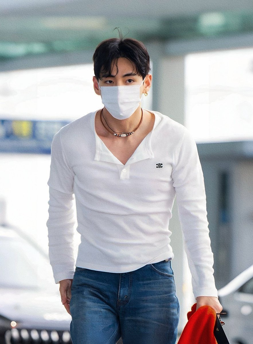 spinorbinmusic's tweet image. 💜 BTS’ V shared on livestream that he hopes ARMYs can revive the Purple Ribbon Project at airports due to growing safety concerns.
With large crowds, he’s unable to stop for photos or greet reporters — and wishes for a safe, respectful space for everyone.
#BTSV #Taehyung